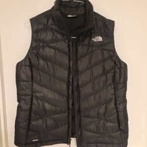 Womens The North Face 550 black puffer vest